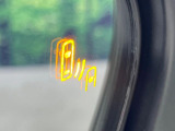 【ブラインドスポットモニター】走行中、ドアミラーの死角になりやすい箇所に後続車が接近するとサイドミラーのレンズに警告を表示!ドライバーに注意喚起をしてくれます。