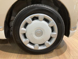 車輌の前後左右に搭載した4つのカメラから取り込んだ画像を合成し、くるまを真上からみているような映像を表示。運転席から確認しにくい車輌周囲の状況を把握できまよ ♪