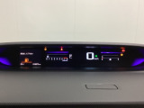 デジタル表示のスピードメーターとタコメーターを大きく配した見やすいメーター部になっています。左側のインフォメーション画面でオドメーターや燃費などの情報を確認できます。