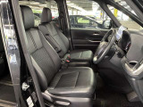 運転席の画像です。足元やシートまわりに余裕があり、リラックスした姿勢で運転が可能です。視界も良好で操作系へのアクセスもしやすく、快適で安心感のあるドライブをサポートします。