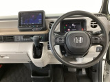 【ハンドル】運転にかかわる様々な操作を安全に行えるように視点移動が少なく操作性に配慮されたスイッチ類が凝縮されたコックピットです。
