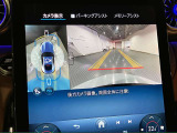 【全方位型モニター】クルマを上空から見下ろしているかのように、直感的に周囲の状況を把握できる全方位型モニター。狭い場所での駐車でも周囲が映像で確認できます。