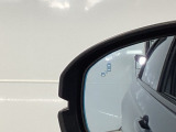 ブラインドスポットインフォメーションを装備しており、走行中に後側方の車両を検知して注意喚起してくれます。車線変更時の安全性を高める安心の機能です。