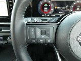 運転走行も画面に触れることなく手元操作が可能な便利なハンドルリモコン。