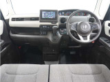 ◆視界広々で非常に運転しやすくロングドライブでも疲れを感じさせないすっきりとまとまったインパネ周りです。