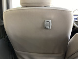 前席背面には荷物などをかけることができるフックがあります。