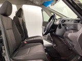 座面も厚みがあり背もたれも高く、広い足元にゆったり座れるシートです。運転席と助手席の間が空いている為、助手席側への移動がスムーズです。交通量の多い道でも助手席側から乗り降りができます。