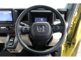 運転中もハンドルでの操作が可能です。特に高速道路等の目が離せない運転時には、便利さだけでなく、安全性も兼ね備えております。