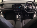車内は光触媒抗菌消臭施工済です。インパネ周りはスタイリッシュなデザインで機能や装備も充実しています。グローブボックスやカップホルダーのほかにトレーなどたくさんの収納スペースが付いています。