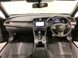 車内は光触媒抗菌消臭施工済です。スタイリッシュなデザインでスポーティなインパネ周りを演出します。グローブボックスやカップホルダーのほかにトレーなどたくさんの収納スペースが付いています。