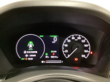 ハイブリット車専用のメーターです。右側の大型スピードメーターに加え、ステアリングスイッチを使って左のマルチインフォメーション・ディスプレイで燃費や動力伝達などの情報が見れるようになっています。