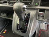 オートマチックシフトレバーは、手になじみ操作しやすい形状で安全運転にもつながります♪
