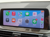 【アップルカープレイ】iPhoneがBMW車両とワイヤレスで接続されます。Apple CarPlayでは、オーディオストリーミングやメッセージングアプリがディスプレイに表示されます。