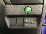 ハンドルの右側にはヘットライトリベライザーと、安全装備の、CTBA(シティブレーキアシストシステム)とVSAの解除スイッチがついています。燃費に役立つECONボタンもここです。