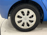 タイヤサイズは175/65R15!納車前の点検時にタイヤ交換させていただきます!スチールホイールに錆が、ホイールキャップが退色しております。