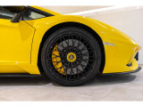 Rims Diantus forged 20/21 high gloss black with Black central locking /  Yellow brakes calipers /  Fully electric and heated seats /  Black rear suspension springs