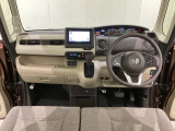 車内は光触媒抗菌消臭施工済です。スタイリッシュなデザインで暖かみのあるインパネ周りを演出します。グローブボックスやカップホルダーのほかにトレーなどたくさんの収納スペースが装備されています。