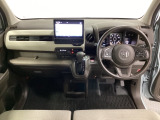 車内は光触媒抗菌消臭施工済です。スタイリッシュなデザインで暖かみのあるインパネ周りを演出します。グローブボックスやカップホルダーのほかにトレーなどたくさんの収納スペースが装備されています。