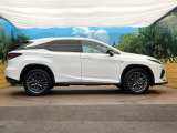【ルーフレール】外観をより屈強な印象にし、SUVらしさが引き立つルーフレール付き!ラックを取り付けると積載も可能ですので、キャンプやアウトドア、各種スポーツなどアクティブな使用にもぴったりです。