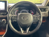 【純正革巻きステアリング】上質な革を使用することで、手にしっかり馴染みとても運転しやすいハンドルです♪