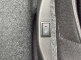 【シートヒーター】座席の内蔵ヒーターで身体を直接温める機能。エアコンより早く温まり、冬の車内でも即座に快適です。エンジンの温まりを待たずに済むため、寒い朝の始動直後に重宝される必須の快適装備です。