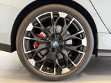 BMWの純正アロイホイールは軽量かつ強度にも優れているホイールで走行性能を引き上げる設計になっております。足元にもBMWは妥協がなくこだわっている個所になります。