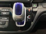 ハイブリッド専用セレクトレバーです。シフトチェンジを電子信号で送信するセレクトレバーを採用していますので、軽快でスマートな操作を楽しめます。