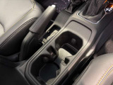 使い勝手の良い位置にドリンクホルダーを配置。長時間の運転でも快適にお過ごしいただけます。