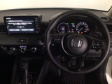 【ハンドル】運転にかかわる様々な操作を安全に行えるように視点移動が少なく操作性に配慮されたスイッチ類が凝縮されたコックピットです。