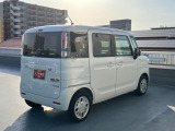 右斜め後ろからの特徴的なフォルム。狭い路地裏でも運転しやすそうな小回りが利くコンパクトボディ♪
