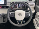インテリアに合わせたデザインのステアリングは、運転される方のことも考え、運転しやすい形状、大きさです。是非一度、実際に触ってお確かめください。