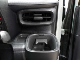 運転席のカップホルダーはエアコンの吹き出し口にありますので冷やしたり温めたりすることが出来ます☆