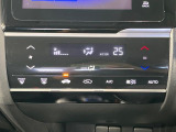 【オートエアコン】一度お好みの温度に設定すれば、車内の温度を検知し風量や温度を自動で調整。暑い&hellip;寒い&hellip;と何度もスイッチ操作をする必要はありません。快適な車内空間には必須の機能ですね♪