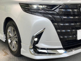 【LEDヘッドライト】悪天候や夜間走行時も良好な視界を確保し安心して運転できる高輝度LEDヘッドライトを装備!点灯速度が早く、消費電力も抑えられています。