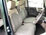 【ベンチシート】運転席と助手席の移動もスムーズ!狭い駐車場での乗り降りや、お子様の乗り降りにも便利です。座席の間にコンソールボックスやドリンクホルダーがないため、車内空間が広く感じます。