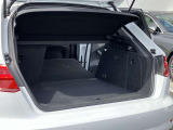 開口部が低く設定されているので、荷物の積み下ろしがスムーズに行えます。更に分割可倒式リアシートの採用でシートのバックレストを倒すと、大きく長い荷物も積み込めます。