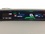 中央にデジタル表示のスピードメーターを配したハイブリット専用メーターになっています。左側のインフォメーション画面で燃費などの情報を確認できます。