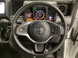 ハンドルにHondaセンシング系のクルーズコントロールやレーンキープアシストなどのスイッチと、オーディオの操作スイッチが装備されています。ハンドルから手を離さず安全に操作できます。