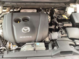 「SKYACTIV-G(ガソリン)」は、規格外の高圧縮を実現し、世界のエンジン技術者に驚きを与えました。さらに、それを維持したままノッキングの発生を抑え、熱効率を向上、走りにも寄与したエンジンです。
