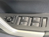 【電動格納ミラー】サイドミラーは電動格納式となっており、狭い駐車場でもキズがつくリスクを抑えられます。