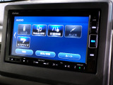 CD、DVD、Bluetooth、AM、FM、AUX、スマートフォン接続ができます。