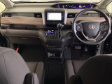 車内は光触媒抗菌消臭施工済です。スタイリッシュなデザインで暖かみのあるインパネ周りを演出します。グローブボックスやカップホルダーのほかにトレーなどたくさんの収納スペースが装備されています。