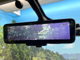 【インテリジェントルームミラー】後席の大きな荷物や同乗者で後方が確認しづらい時でも安心!カメラが撮影した車両後方の映像をルームミラー内に表示。クリアな視界で状況の確認が可能です!