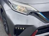 LEDヘッドランプ:ハロゲンランプの約2倍の光量でより明るく遠くを照らし、夜間走行時の視認性を高めます。