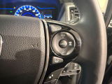 【ステアリングリモコン】ステアリングにオーディオ調節可能なスイッチが装備されていますので運転中でも視線をそらさずにオーディオの調節が可能です
