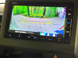 【バックカメラ】駐車時に後方がリアルタイム映像で確認できます。大型商業施設や立体駐車場での駐車時や、夜間のバック時に大活躍!運転スキルに関わらず、今や必須となった装備のひとつです!