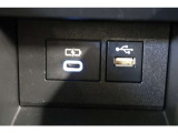 通信/給電用USBと、給電用USB(Type-C)が装備されています。iPhoneやスマートフォンを繋いで音楽を再生したり、充電したり。車内にあると便利なアイテムのひとつですね!