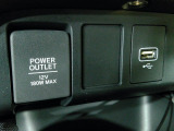 12V電源ソケットを設置しております。周辺機器の充電にご利用頂けます。便利なUSBジャックも付いています。