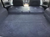 後部のシートを倒すとこんなに広々空間が!大きなお荷物を乗せる時でも心配ありません!