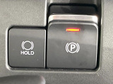 【電動パーキングブレーキ】パーキングブレーキは便利な電動式!ボタン一つで操作でき、アクセルを踏めば自動で解除されます♪レバーやペダルが無いので運転席廻りもすっきりしますね♪